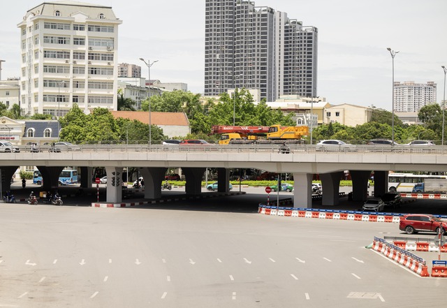 Hà Nội hóa "chảo lửa" giữa trưa 40 độ C: Xuất hiện ảo ảnh trên đường, người dân biến tấu muôn kiểu chống nắng- Ảnh 2.