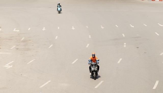 Hà Nội hóa "chảo lửa" giữa trưa 40 độ C: Xuất hiện ảo ảnh trên đường, người dân biến tấu muôn kiểu chống nắng- Ảnh 4.