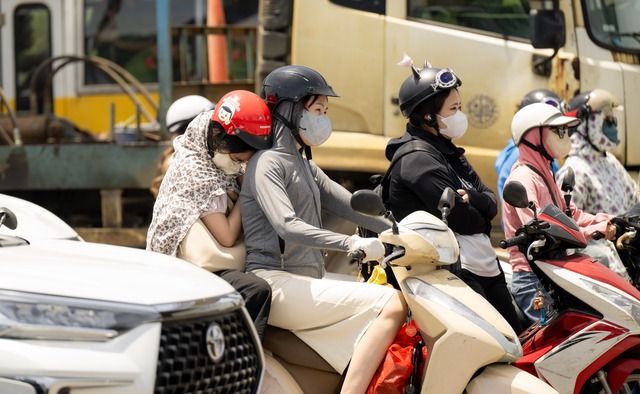 Hà Nội hóa "chảo lửa" giữa trưa 40 độ C: Xuất hiện ảo ảnh trên đường, người dân biến tấu muôn kiểu chống nắng- Ảnh 10.