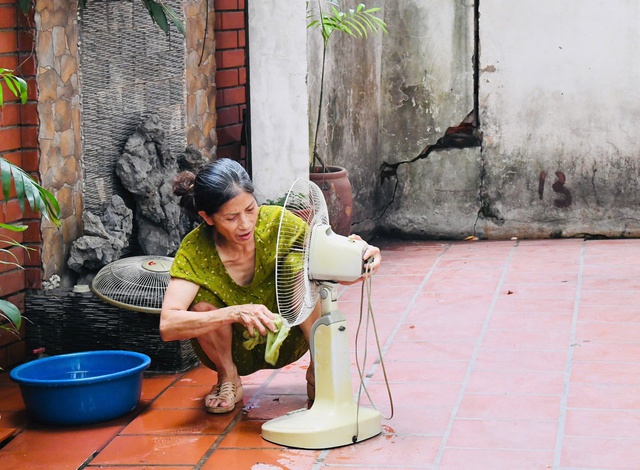 Hà Nội vào mùa "hao điện": Người dân rửa quạt, lắp thêm điều hoà, tìm đủ mọi cách vượt qua nắng nóng- Ảnh 11.