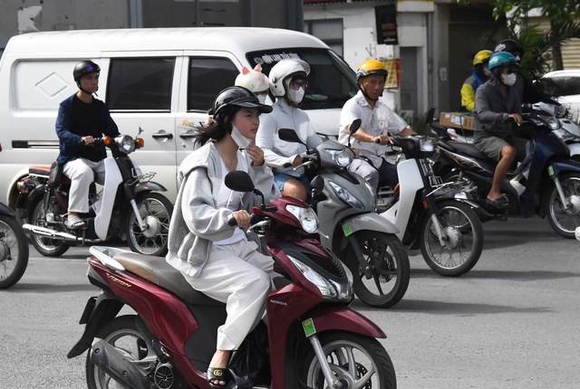 Hà Nội vào mùa "hao điện": Người dân rửa quạt, lắp thêm điều hoà, tìm đủ mọi cách vượt qua nắng nóng- Ảnh 3.