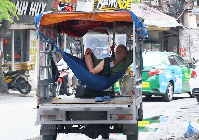 Hà Nội vào mùa "hao điện": Người dân rửa quạt, lắp thêm điều hoà, tìm đủ mọi cách vượt qua nắng nóng- Ảnh 9.