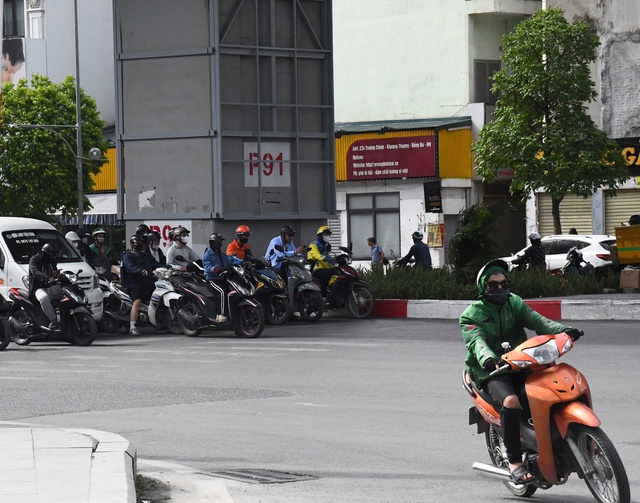 Hà Nội vào mùa "hao điện": Người dân rửa quạt, lắp thêm điều hoà, tìm đủ mọi cách vượt qua nắng nóng- Ảnh 7.
