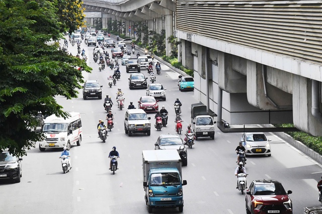 Hà Nội vào mùa "hao điện": Người dân rửa quạt, lắp thêm điều hoà, tìm đủ mọi cách vượt qua nắng nóng- Ảnh 1.