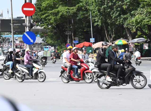 Hà Nội vào mùa "hao điện": Người dân rửa quạt, lắp thêm điều hoà, tìm đủ mọi cách vượt qua nắng nóng- Ảnh 4.
