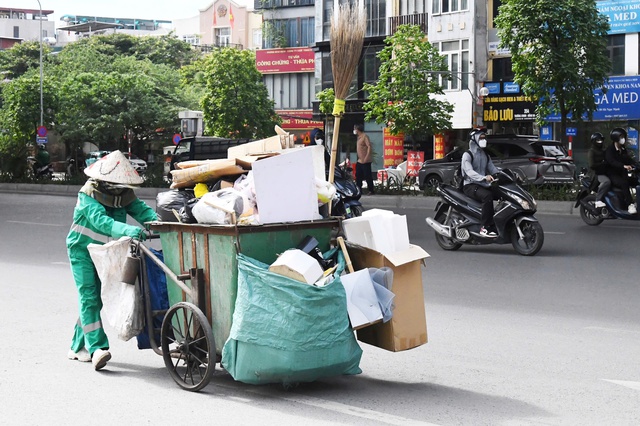 Hà Nội vào mùa "hao điện": Người dân rửa quạt, lắp thêm điều hoà, tìm đủ mọi cách vượt qua nắng nóng- Ảnh 5.