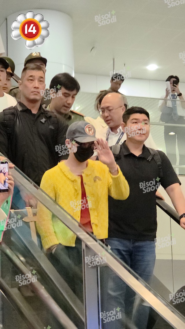 ĐÂY RỒI: G-Dragon đã xuất hiện, cả Nội Bài bùng nổ!- Ảnh 1.