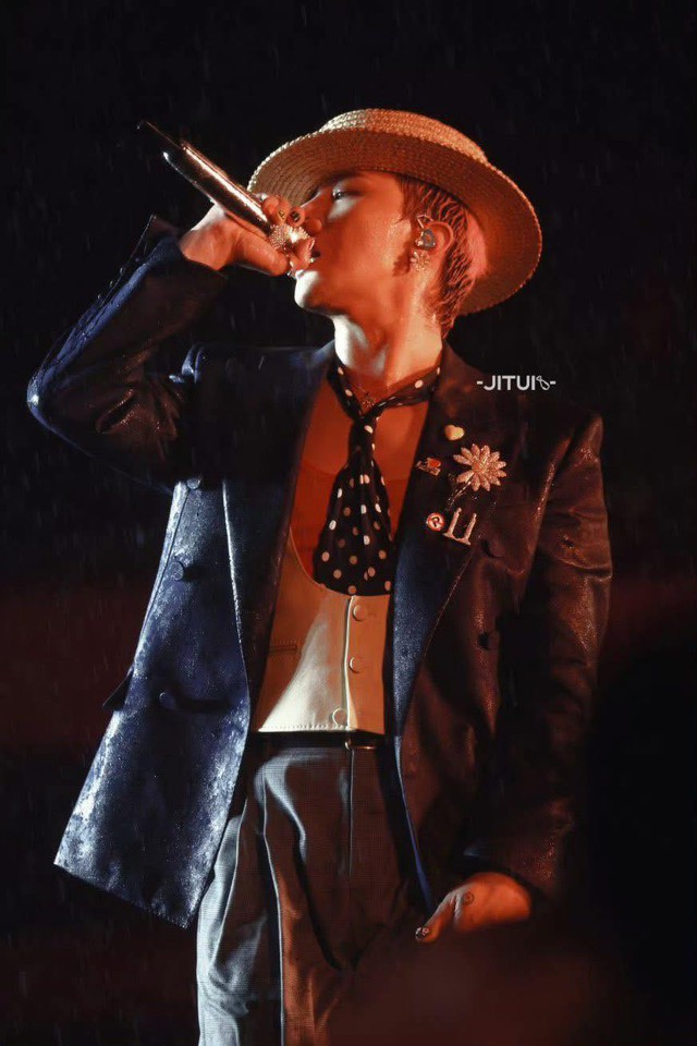 Trọn vẹn màn trình diễn của "ông hoàng" G-Dragon tại Việt Nam: Mưa càng to, nghệ sĩ hét càng lớn, khán giả "quẩy" càng nhiệt tình- Ảnh 9.