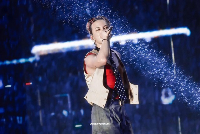Trọn vẹn màn trình diễn của "ông hoàng" G-Dragon tại Việt Nam: Mưa càng to, nghệ sĩ hét càng lớn, khán giả "quẩy" càng nhiệt tình- Ảnh 10.