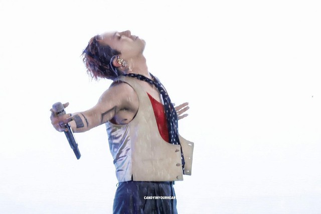 Trọn vẹn màn trình diễn của "ông hoàng" G-Dragon tại Việt Nam: Mưa càng to, nghệ sĩ hét càng lớn, khán giả "quẩy" càng nhiệt tình- Ảnh 12.