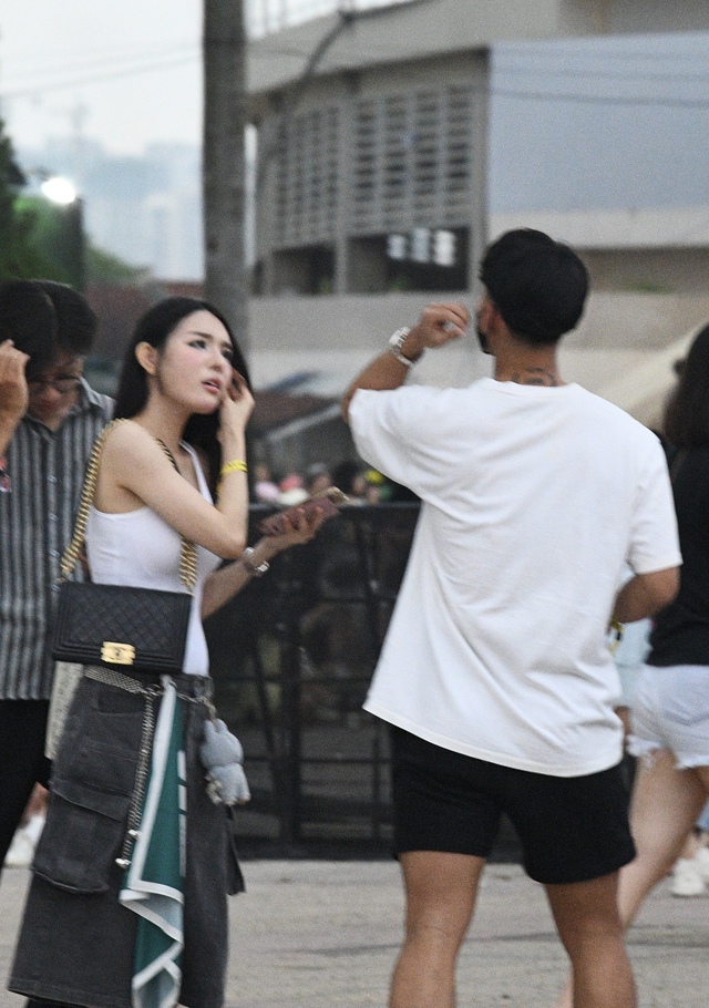 Văn Thanh hộ tống bạn gái gia thế “trâm anh thế phiệt” đi xem G-Dragon, không nhận ra nàng WAG siêu sexy qua cam thường- Ảnh 10.