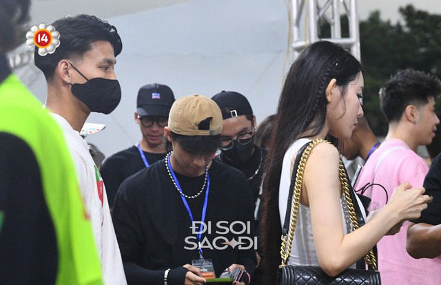 Văn Thanh hộ tống bạn gái gia thế “trâm anh thế phiệt” đi xem G-Dragon, không nhận ra nàng WAG siêu sexy qua cam thường- Ảnh 1.