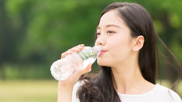 Nước ở nhiệt độ phòng hay nước lạnh tốt cho sức khỏe hơn?- Ảnh 1.