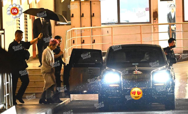 Anh tôi G-Dragon trên đường tới Mỹ Đình - mặc áo choàng tắm ngắm mưa cũng đẹp!- Ảnh 6. Anh tôi G-Dragon trên đường tới Mỹ Đình - mặc áo choàng tắm ngắm mưa cũng đẹp!- Ảnh 6.
