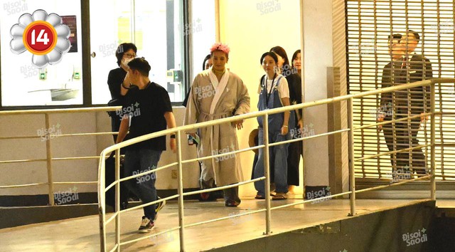 Anh tôi G-Dragon trên đường tới Mỹ Đình - mặc áo choàng tắm ngắm mưa cũng đẹp!- Ảnh 1. Anh tôi G-Dragon trên đường tới Mỹ Đình - mặc áo choàng tắm ngắm mưa cũng đẹp!- Ảnh 1.