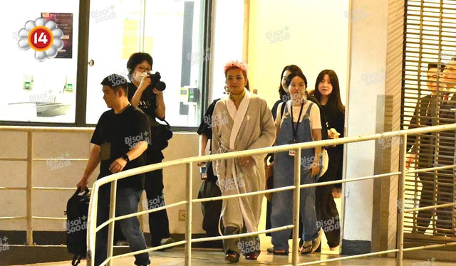 Anh tôi G-Dragon trên đường tới Mỹ Đình - mặc áo choàng tắm ngắm mưa cũng đẹp!- Ảnh 2. Anh tôi G-Dragon trên đường tới Mỹ Đình - mặc áo choàng tắm ngắm mưa cũng đẹp!- Ảnh 2.