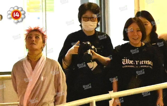 Anh tôi G-Dragon trên đường tới Mỹ Đình - mặc áo choàng tắm ngắm mưa cũng đẹp!- Ảnh 5. Anh tôi G-Dragon trên đường tới Mỹ Đình - mặc áo choàng tắm ngắm mưa cũng đẹp!- Ảnh 5.