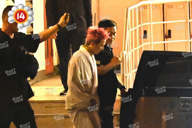 Anh tôi G-Dragon trên đường tới Mỹ Đình - mặc áo choàng tắm ngắm mưa cũng đẹp!- Ảnh 3. Anh tôi G-Dragon trên đường tới Mỹ Đình - mặc áo choàng tắm ngắm mưa cũng đẹp!- Ảnh 3.