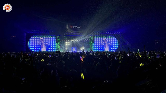 Trọn vẹn màn trình diễn của "ông hoàng" G-Dragon tại Việt Nam: Mưa càng to, nghệ sĩ hét càng lớn, khán giả "quẩy" càng nhiệt tình- Ảnh 6.