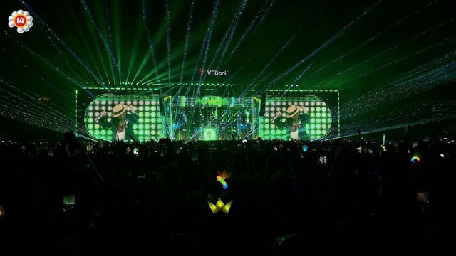 Trọn vẹn màn trình diễn của "ông hoàng" G-Dragon tại Việt Nam: Mưa càng to, nghệ sĩ hét càng lớn, khán giả "quẩy" càng nhiệt tình- Ảnh 5.