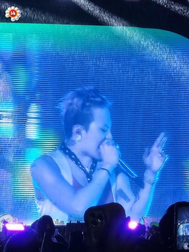 Trọn vẹn màn trình diễn của "ông hoàng" G-Dragon tại Việt Nam: Mưa càng to, nghệ sĩ hét càng lớn, khán giả "quẩy" càng nhiệt tình- Ảnh 2.