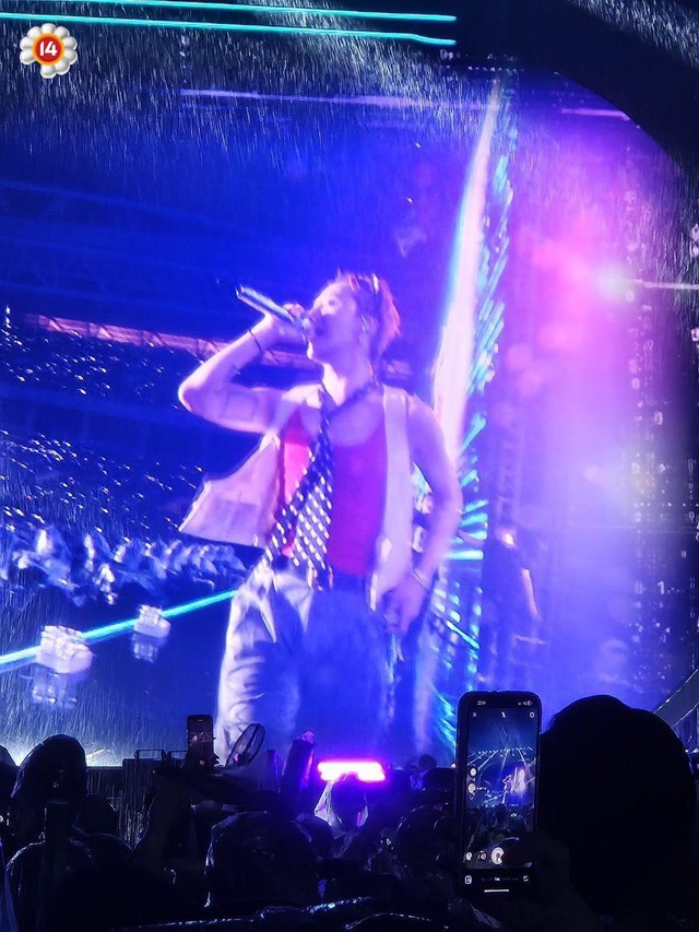 Trọn vẹn màn trình diễn của "ông hoàng" G-Dragon tại Việt Nam: Mưa càng to, nghệ sĩ hét càng lớn, khán giả "quẩy" càng nhiệt tình- Ảnh 1.