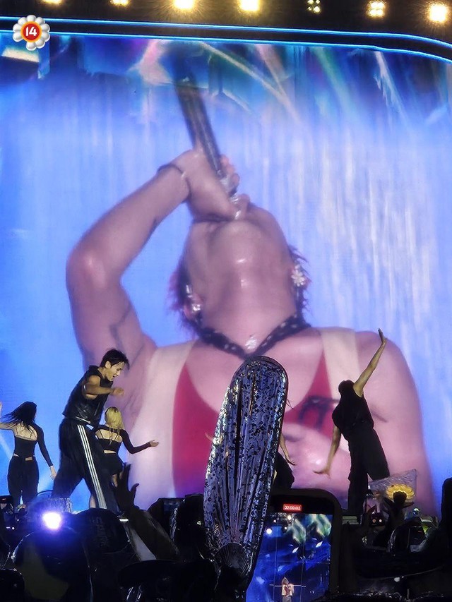 Trọn vẹn màn trình diễn của "ông hoàng" G-Dragon tại Việt Nam: Mưa càng to, nghệ sĩ hét càng lớn, khán giả "quẩy" càng nhiệt tình- Ảnh 4.