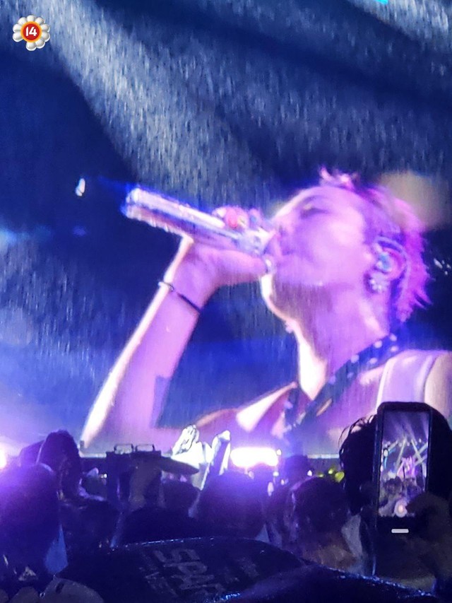 Trọn vẹn màn trình diễn của "ông hoàng" G-Dragon tại Việt Nam: Mưa càng to, nghệ sĩ hét càng lớn, khán giả "quẩy" càng nhiệt tình- Ảnh 3.