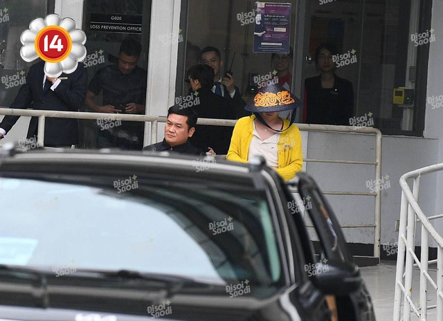 “Anh Long” G-Dragon nhất quyết mặc lại áo vàng chào tạm biệt fan Việt, lộ dấu hiệu mệt mỏi sau đêm dầm mưa tại Mỹ Đình!- Ảnh 11.