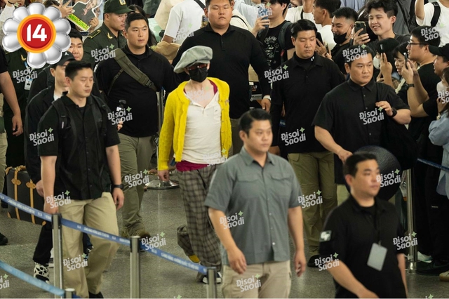 “Anh Long” G-Dragon nhất quyết mặc lại áo vàng chào tạm biệt fan Việt, lộ dấu hiệu mệt mỏi sau đêm dầm mưa tại Mỹ Đình!- Ảnh 1.