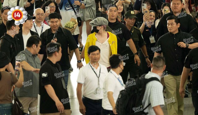“Anh Long” G-Dragon nhất quyết mặc lại áo vàng chào tạm biệt fan Việt, lộ dấu hiệu mệt mỏi sau đêm dầm mưa tại Mỹ Đình!- Ảnh 7.