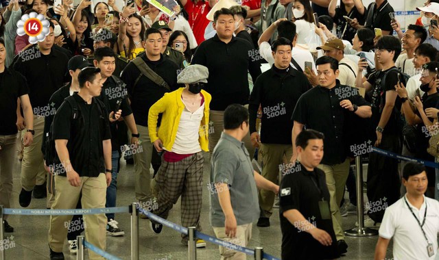 “Anh Long” G-Dragon nhất quyết mặc lại áo vàng chào tạm biệt fan Việt, lộ dấu hiệu mệt mỏi sau đêm dầm mưa tại Mỹ Đình!- Ảnh 2.