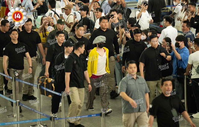 “Anh Long” G-Dragon nhất quyết mặc lại áo vàng chào tạm biệt fan Việt, lộ dấu hiệu mệt mỏi sau đêm dầm mưa tại Mỹ Đình!- Ảnh 4.