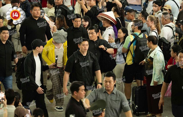 “Anh Long” G-Dragon nhất quyết mặc lại áo vàng chào tạm biệt fan Việt, lộ dấu hiệu mệt mỏi sau đêm dầm mưa tại Mỹ Đình!- Ảnh 3.