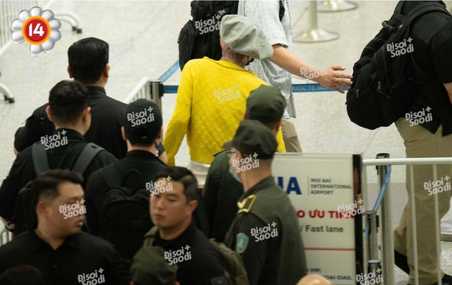 “Anh Long” G-Dragon nhất quyết mặc lại áo vàng chào tạm biệt fan Việt, lộ dấu hiệu mệt mỏi sau đêm dầm mưa tại Mỹ Đình!- Ảnh 8.