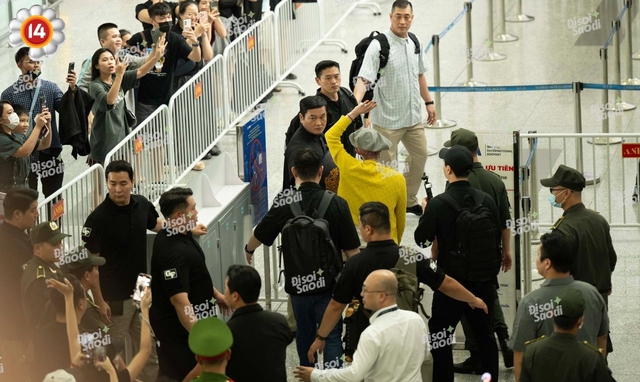 “Anh Long” G-Dragon nhất quyết mặc lại áo vàng chào tạm biệt fan Việt, lộ dấu hiệu mệt mỏi sau đêm dầm mưa tại Mỹ Đình!- Ảnh 6.