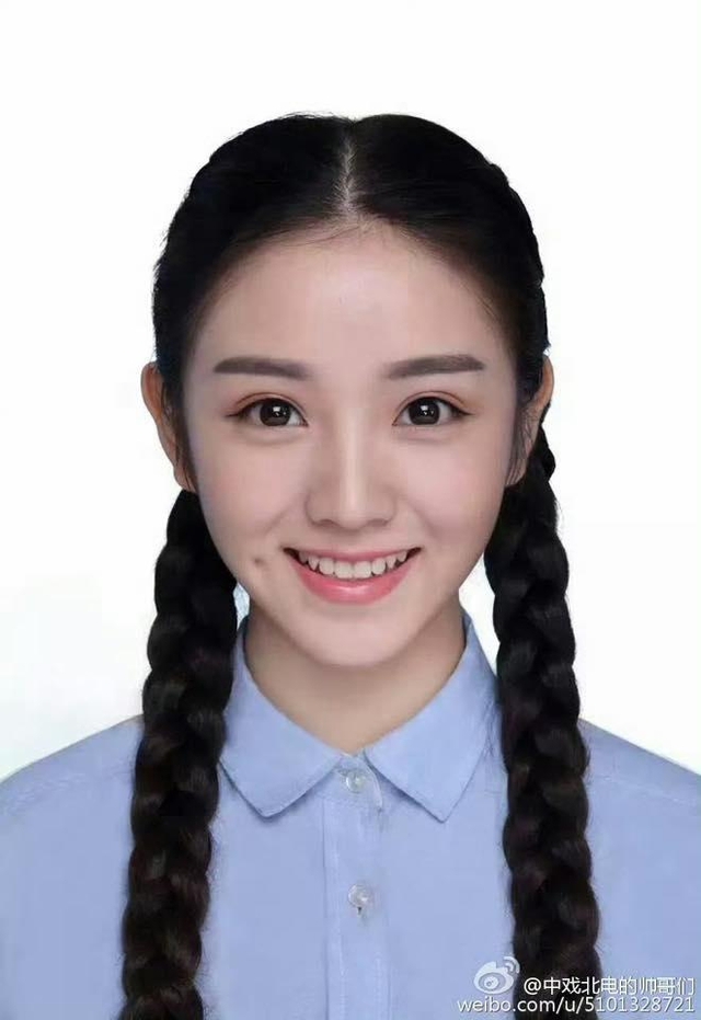 Visual thời đi học của búp bê đẹp nhất Trung Quốc: Da trắng mặt nhỏ mắt to, bao nhiêu cái đẹp tụ hết vào một người- Ảnh 4. Visual thời đi học của búp bê đẹp nhất Trung Quốc: Da trắng mặt nhỏ mắt to, bao nhiêu cái đẹp tụ hết vào một người- Ảnh 4.