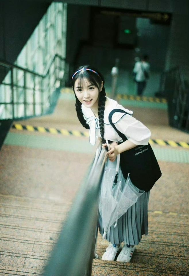 Visual thời đi học của búp bê đẹp nhất Trung Quốc: Da trắng mặt nhỏ mắt to, bao nhiêu cái đẹp tụ hết vào một người- Ảnh 5. Visual thời đi học của búp bê đẹp nhất Trung Quốc: Da trắng mặt nhỏ mắt to, bao nhiêu cái đẹp tụ hết vào một người- Ảnh 5.