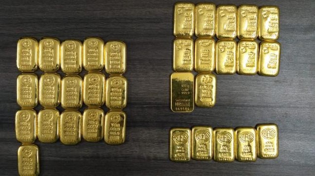 Phát hiện 50 miếng vàng ròng trị giá hơn 24 tỷ đồng trong 2 chiếc xe tay ga không biển số- Ảnh 1.