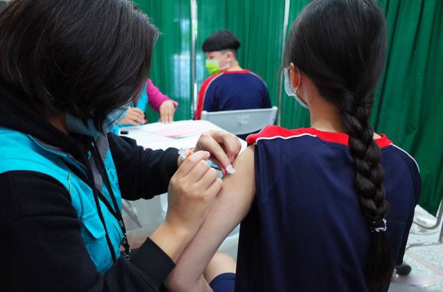 Tại sao vắc xin HPV kh&ocirc;ng được khuyến nghị ti&ecirc;m sau tuổi 45?- Ảnh 2.