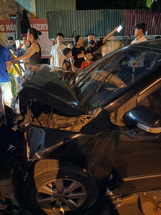 Hiện trường kinh hoàng vụ ô tô “điên” tông loạt xe máy ở Bắc Ninh khiến 2 người bị thương- Ảnh 1.