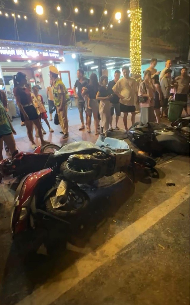 Hiện trường kinh hoàng vụ ô tô “điên” tông loạt xe máy ở Bắc Ninh khiến 2 người bị thương- Ảnh 4.