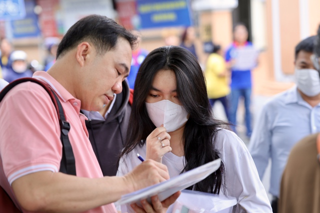 Kết thúc buổi đầu tiên thi tốt nghiệp THPT 2025: Đề hay, thí sinh phấn khởi, được 1/3 chặng đường rồi!- Ảnh 50.
