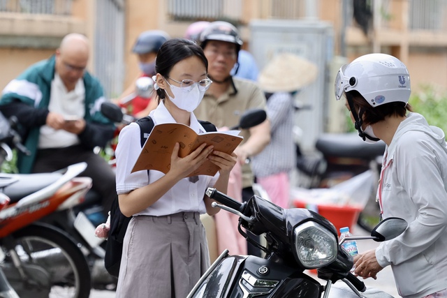 Kết thúc buổi đầu tiên thi tốt nghiệp THPT 2025: Đề hay, thí sinh phấn khởi, được 1/3 chặng đường rồi!- Ảnh 49.