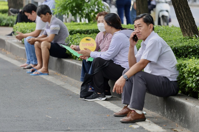 Kết thúc buổi đầu tiên thi tốt nghiệp THPT 2025: Đề hay, thí sinh phấn khởi, được 1/3 chặng đường rồi!- Ảnh 24.