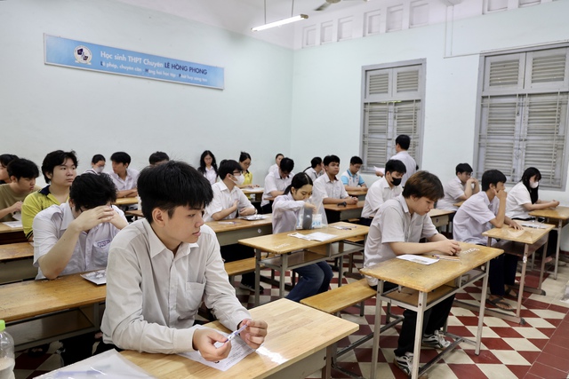 Kết thúc buổi đầu tiên thi tốt nghiệp THPT 2025: Đề hay, thí sinh phấn khởi, được 1/3 chặng đường rồi!- Ảnh 28.
