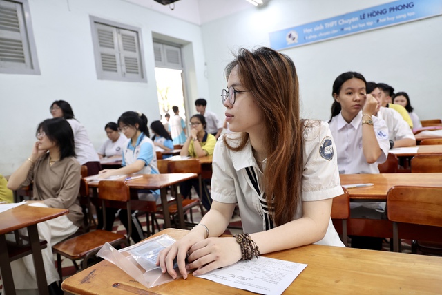 Kết thúc buổi đầu tiên thi tốt nghiệp THPT 2025: Đề hay, thí sinh phấn khởi, được 1/3 chặng đường rồi!- Ảnh 27.