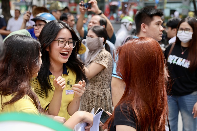 Kết thúc buổi đầu tiên thi tốt nghiệp THPT 2025: Đề hay, thí sinh phấn khởi, được 1/3 chặng đường rồi!- Ảnh 11.