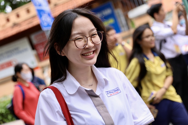 Kết thúc buổi đầu tiên thi tốt nghiệp THPT 2025: Đề hay, thí sinh phấn khởi, được 1/3 chặng đường rồi!- Ảnh 7.