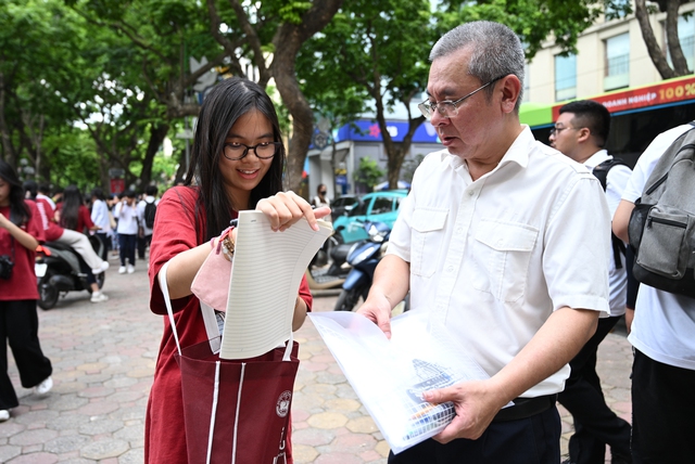 Kết thúc buổi thứ 2 thi tốt nghiệp THPT 2025: Đề nhiều câu hỏi thực tế, rất dài và "nghi" khó như 2018- Ảnh 8.